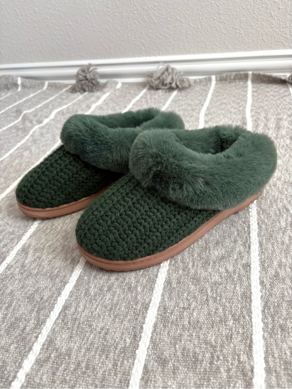 NEW Dearfoams Hannah Festive Knit Clog Slippers